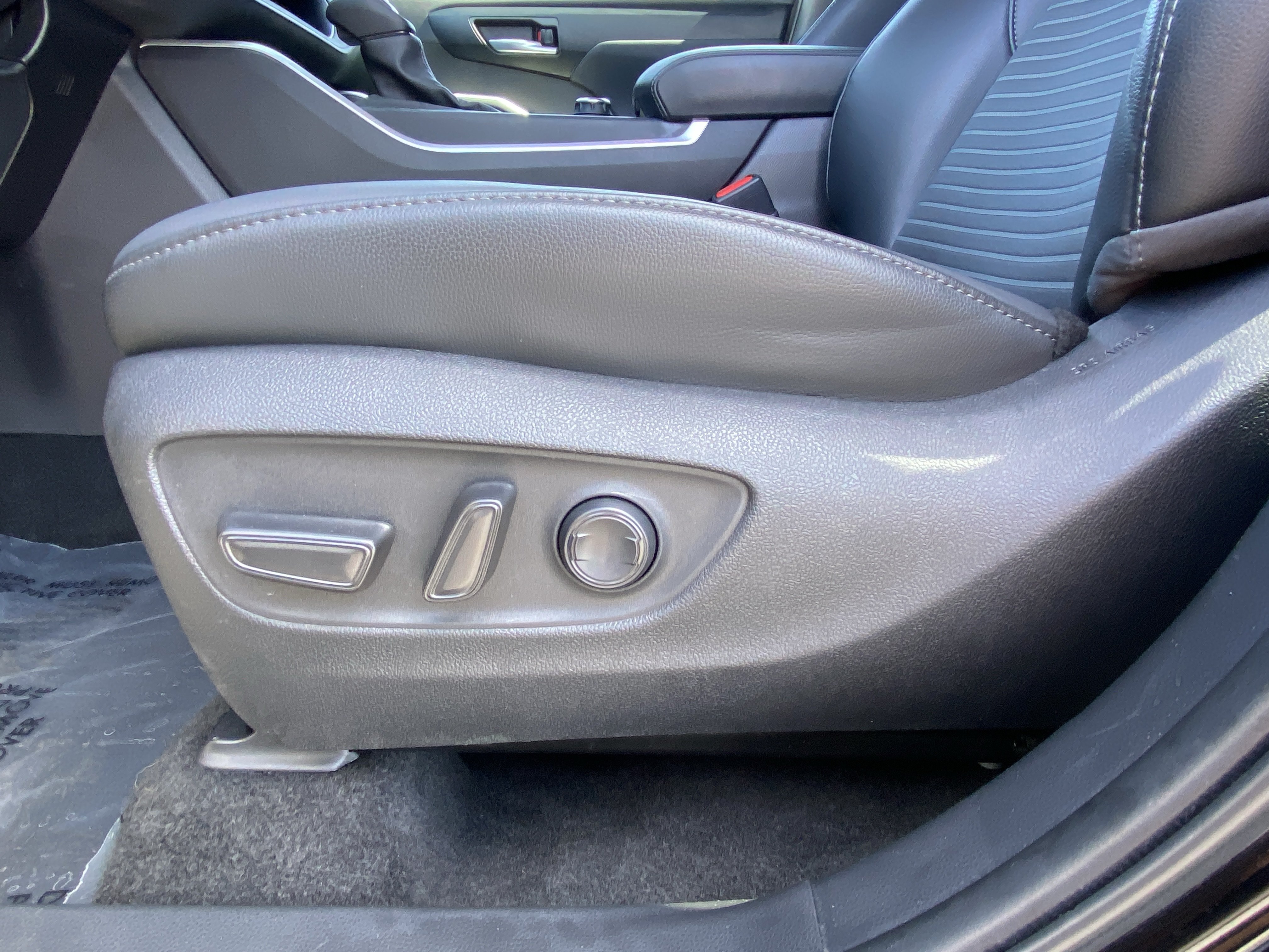 Used 2025 Toyota Highlander XSE AWD/4WD image 16