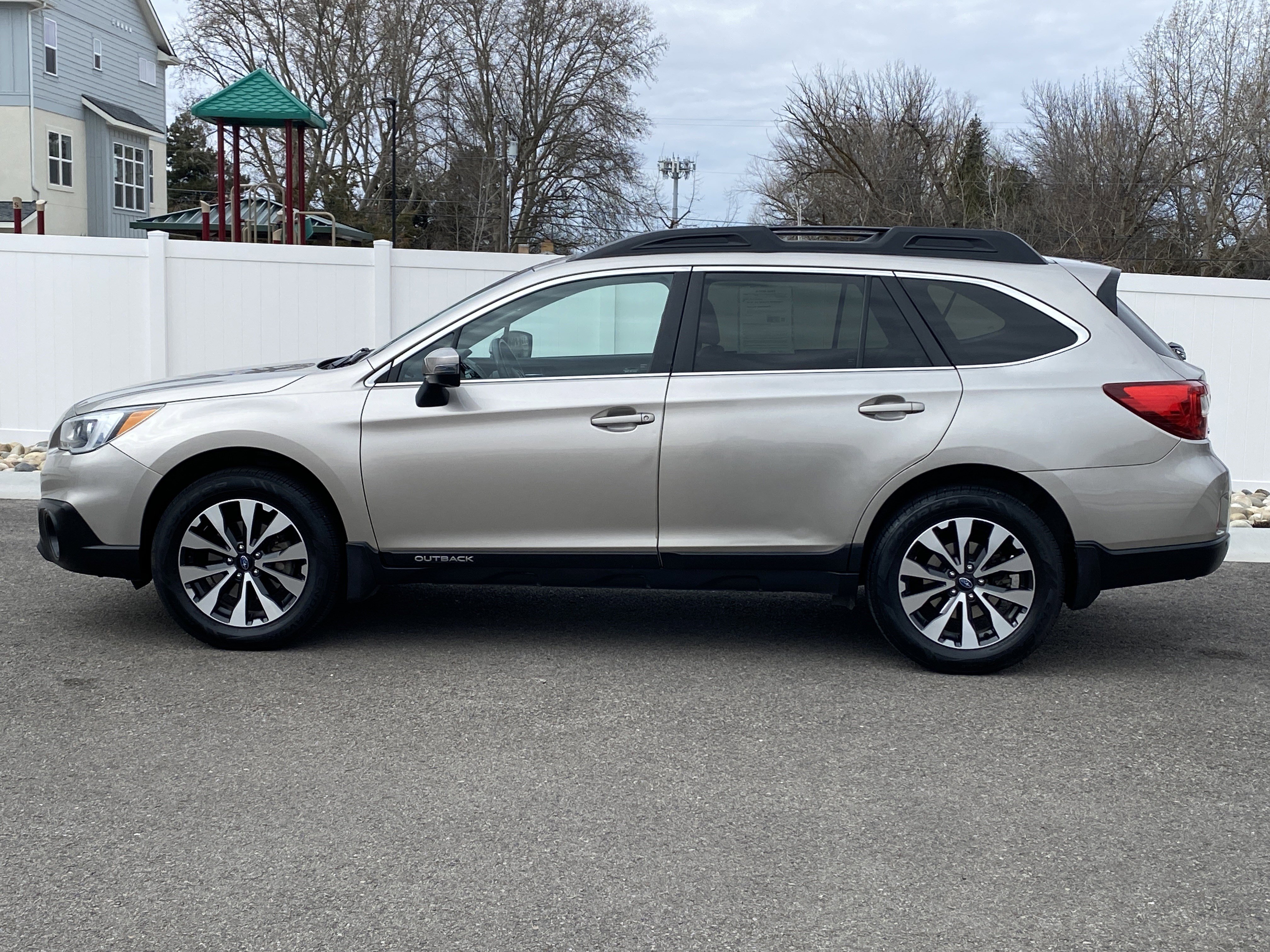 Used 2017 Subaru Outback 2.5i Limited image 3