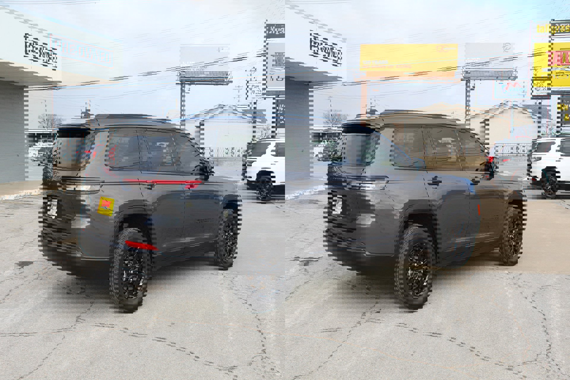 Used 2024 Jeep Grand Cherokee L Laredo image 4