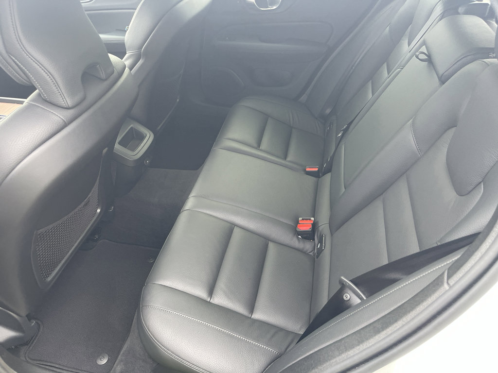 Used 2025 Volvo V60 B5 Cross Country Plus image 29