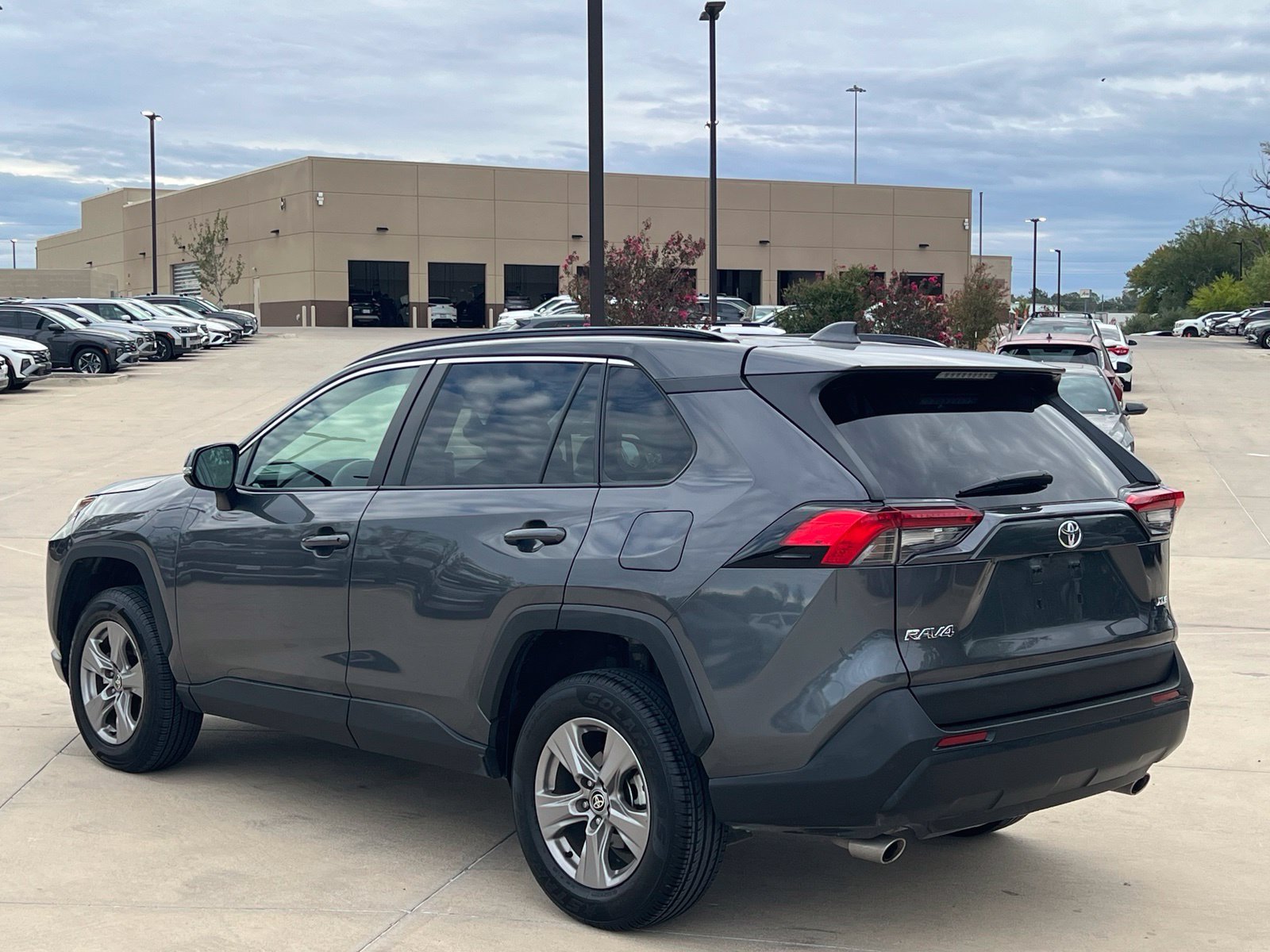 Used 2025 Toyota RAV4 XLE FWD image 10