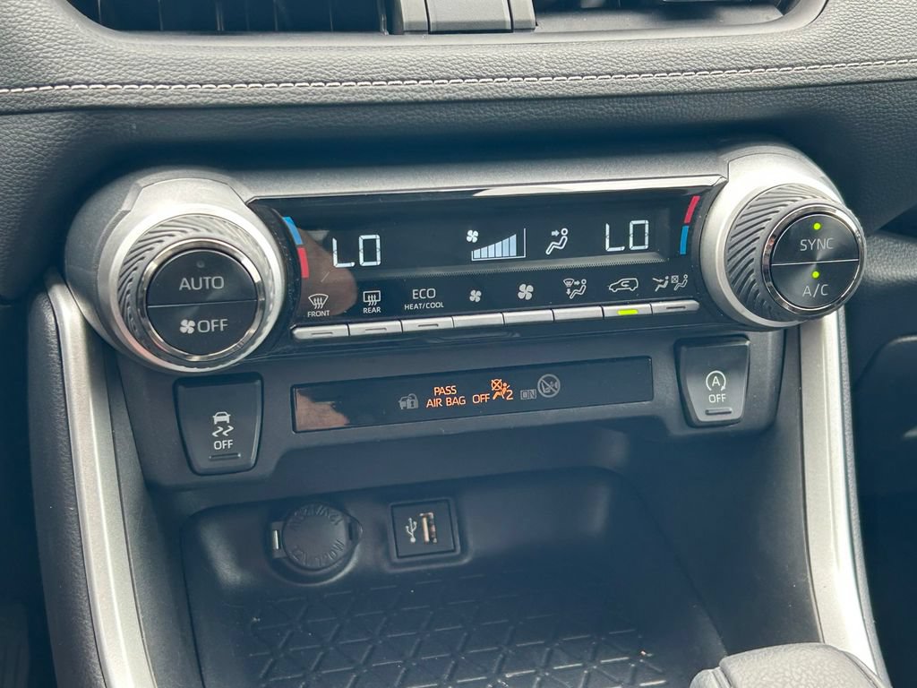 Used 2025 Toyota RAV4 XLE FWD image 28