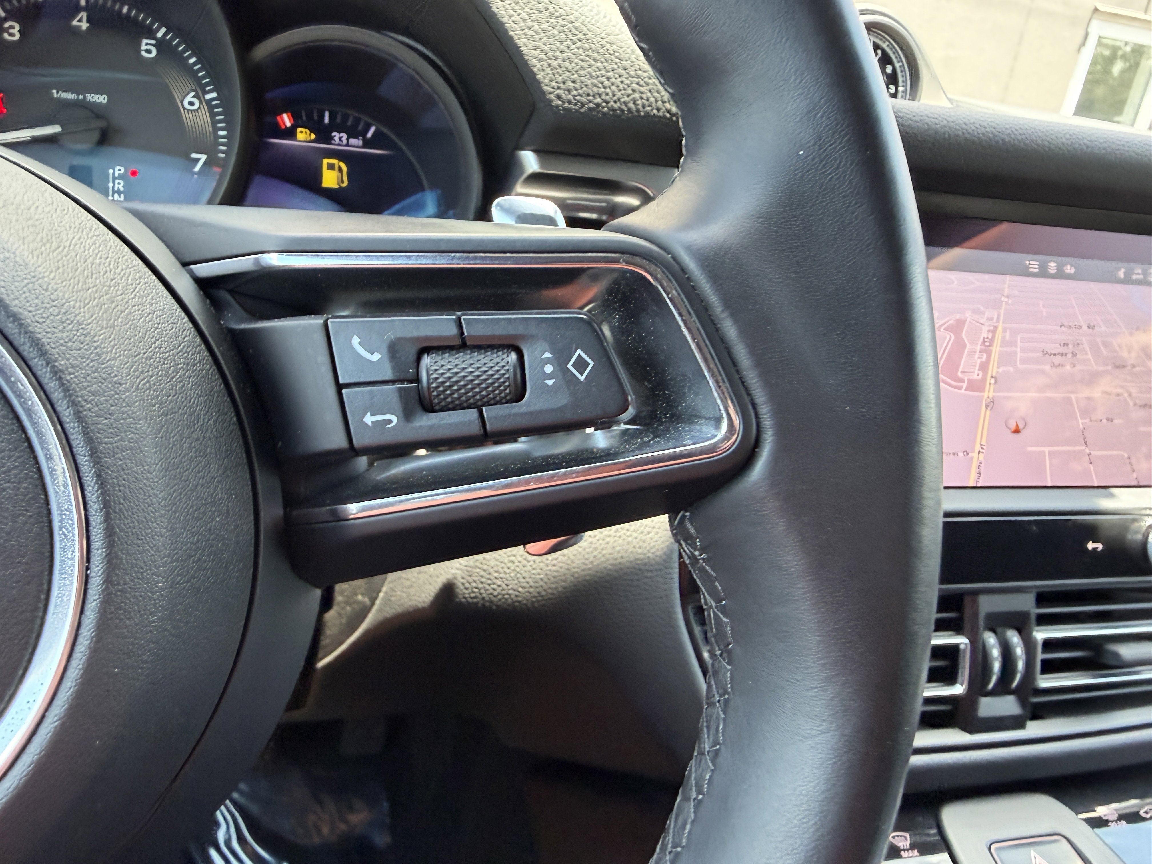 Certified 2024 Porsche Macan AWD/4WD image 34