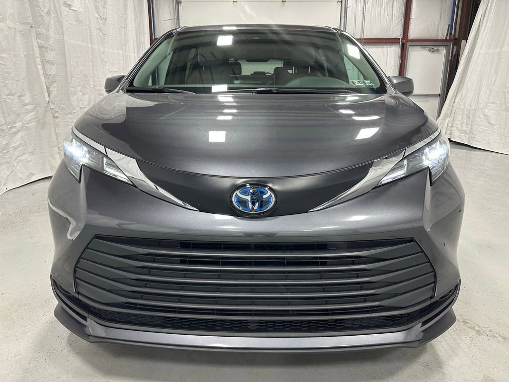Used 2025 Toyota Sienna LE image 2