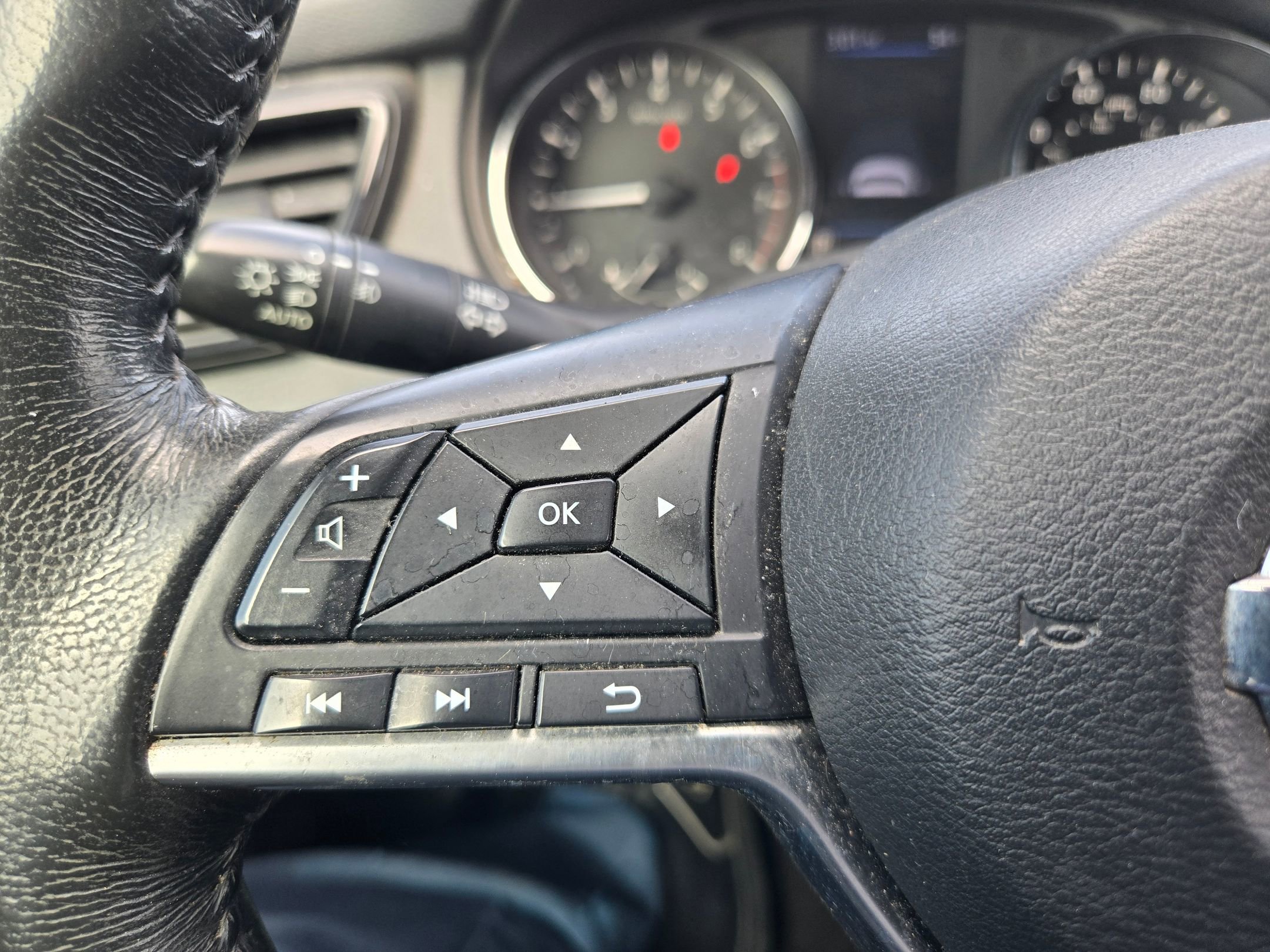 Used 2018 Nissan Rogue SV w/ Premium Package image 27