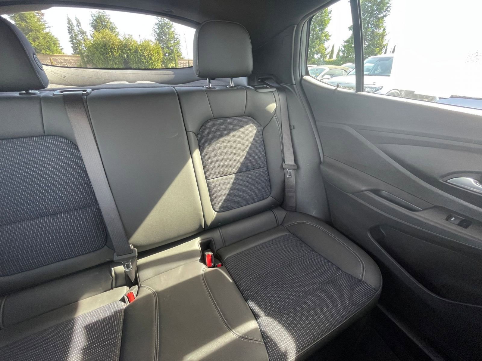 Used 2025 Buick Envista Preferred image 32