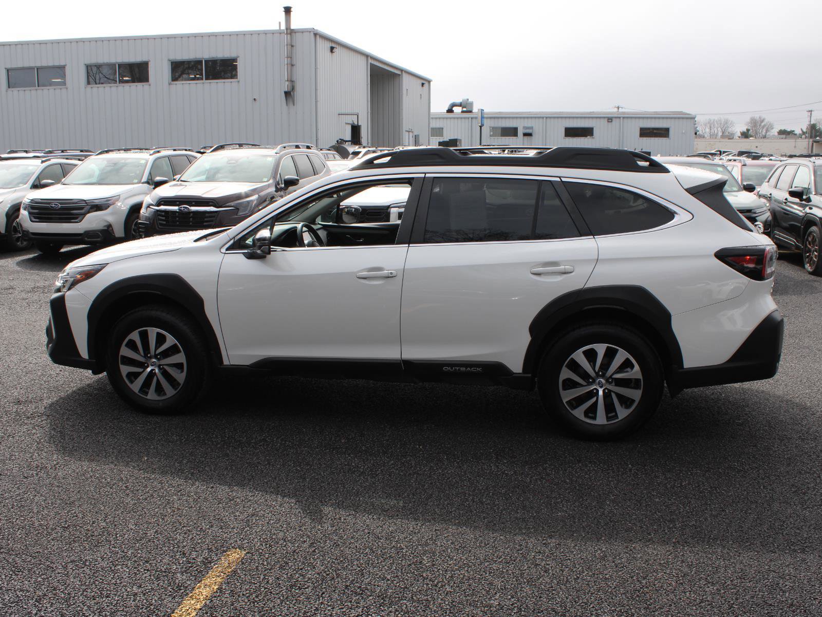 Used 2023 Subaru Outback Premium AWD/4WD image 5