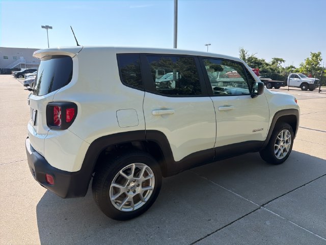 Used 2023 Jeep Renegade Latitude AWD/4WD image 5