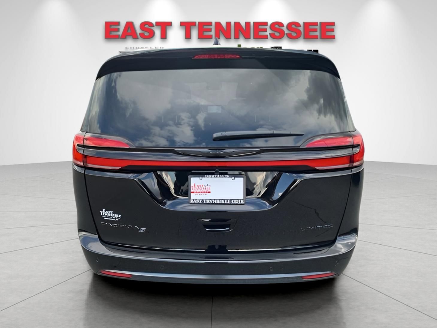 New 2026 Chrysler Pacifica Limited w/ S Appearance Package image 4