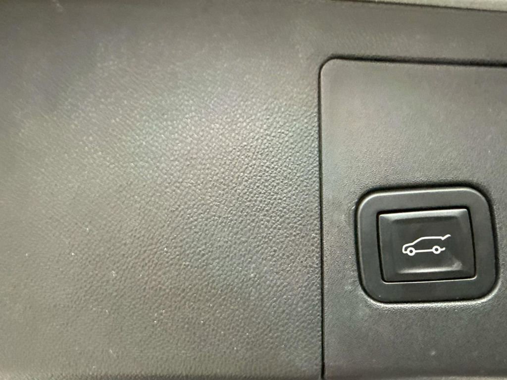 Used 2017 Cadillac XT5 Luxury w/ Driver Awareness Package FWD image 10