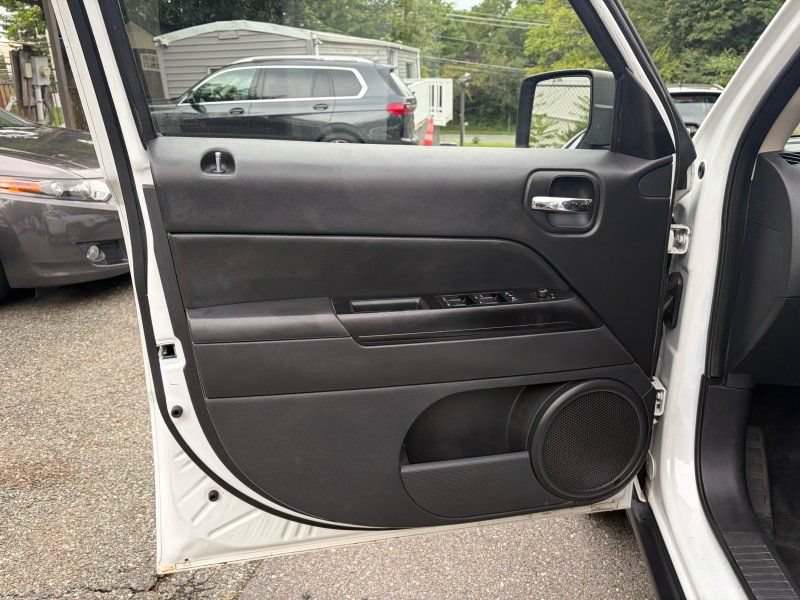 Used 2014 Jeep Patriot Latitude w/ Sun/Sound Group AWD/4WD image 16