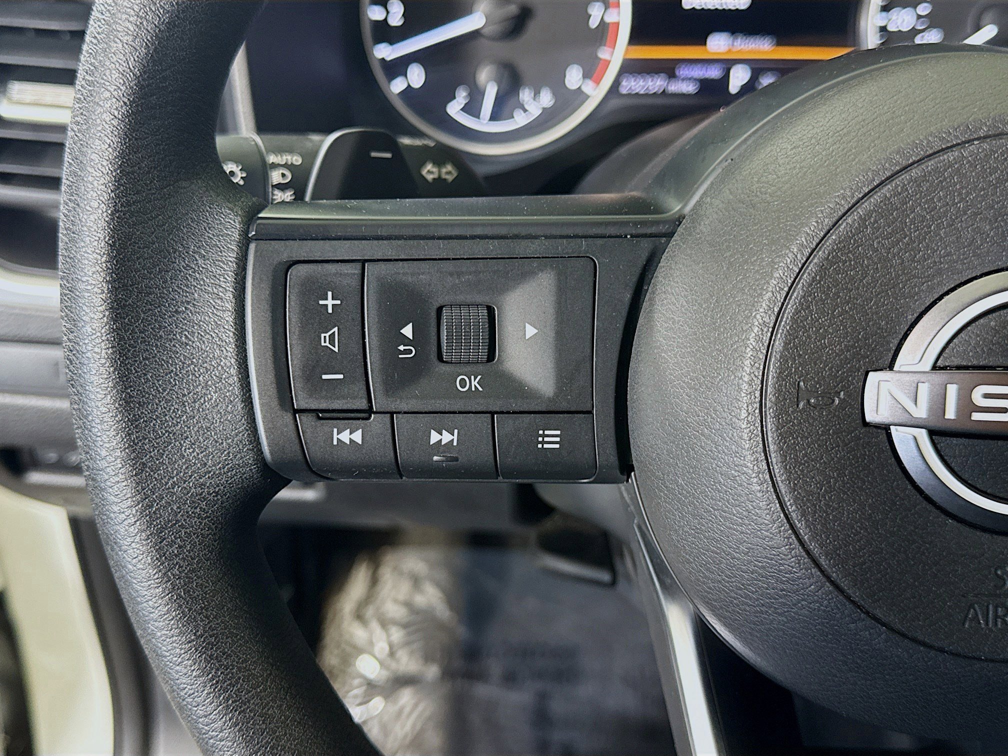 Used 2023 Nissan Rogue S image 14