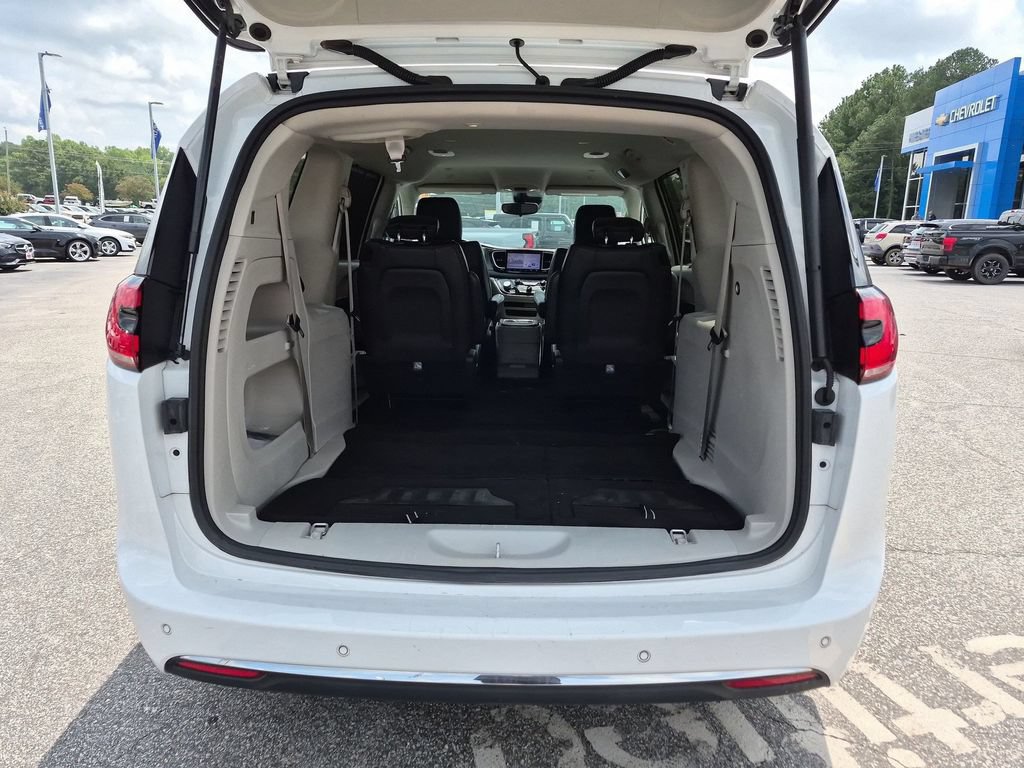 Used 2023 Chrysler Pacifica Touring-L FWD image 32