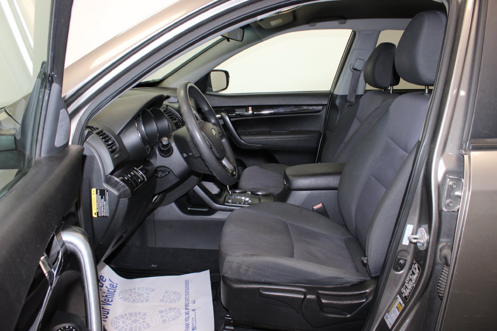 Used 2012 Kia Sorento FWD w/ Third Row Pkg image 2