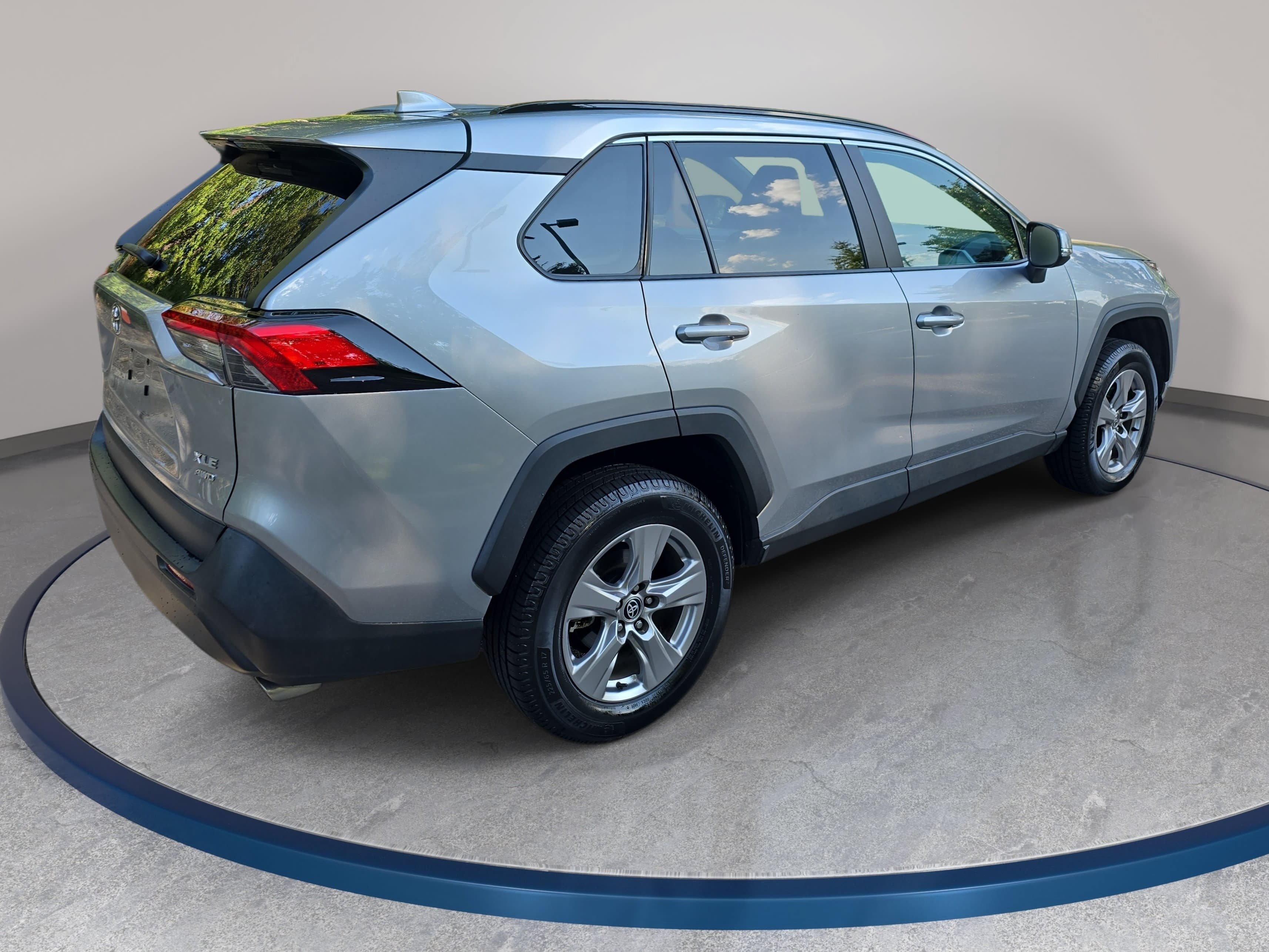 Used 2022 Toyota RAV4 XLE AWD/4WD image 5
