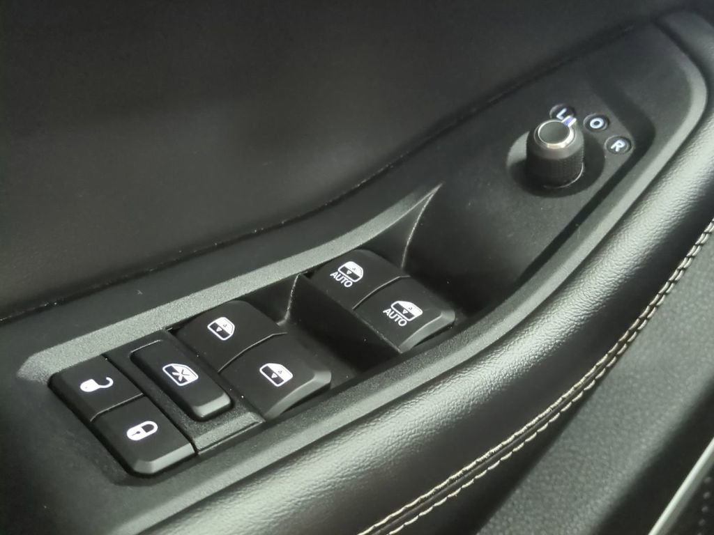 Used 2023 Jeep Grand Cherokee Limited w/ Luxury Tech Group II AWD/4WD image 33