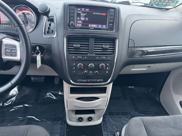 Used 2019 Dodge Grand Caravan SE w/ UConnect Hands-Free Group image 2