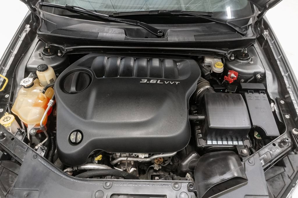 Used 2011 Chrysler 200 Limited FWD image 3