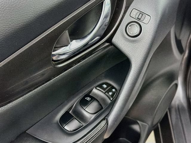 Used 2019 Nissan Rogue SV AWD/4WD image 17