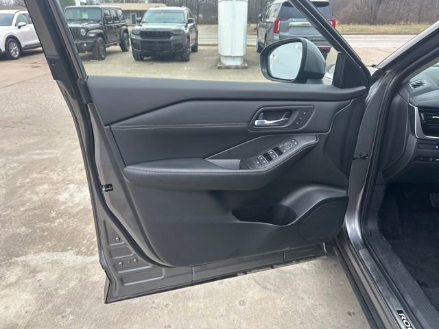 Used 2025 Nissan Rogue SL w/ Tech Package image 10