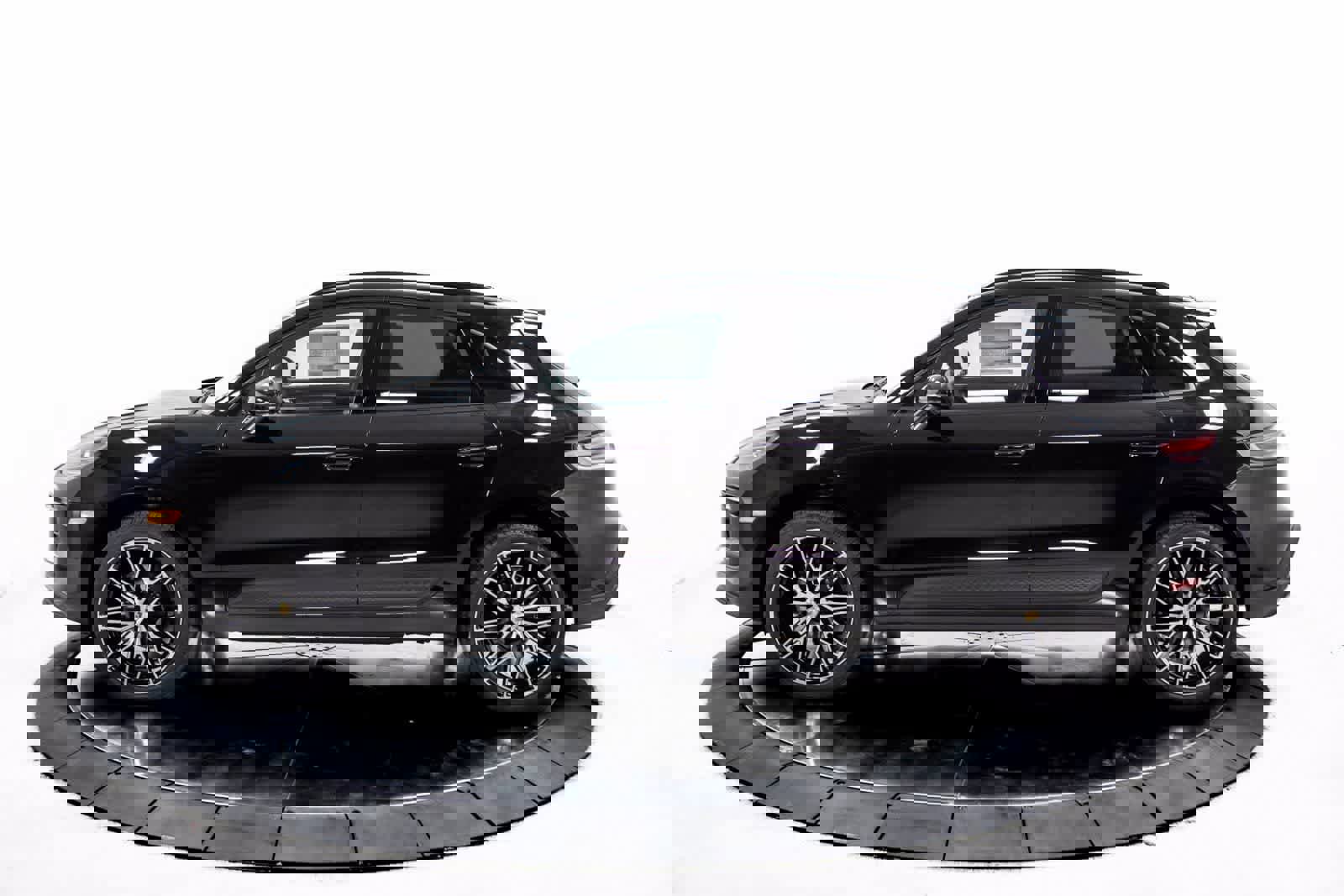 Certified 2025 Porsche Macan image 2