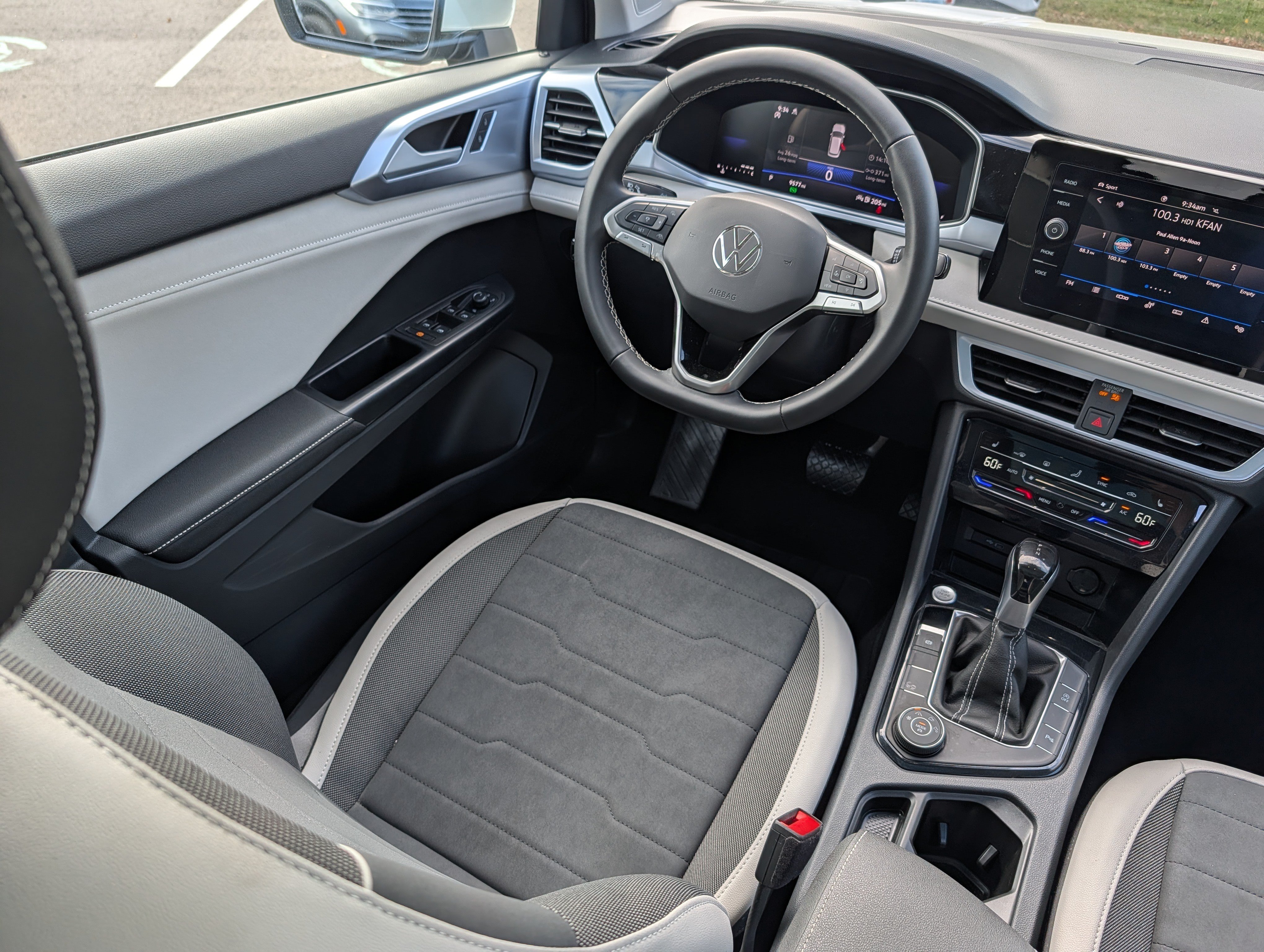 Used 2025 Volkswagen Taos SE w/ Panoramic Sunroof Package AWD/4WD image 9