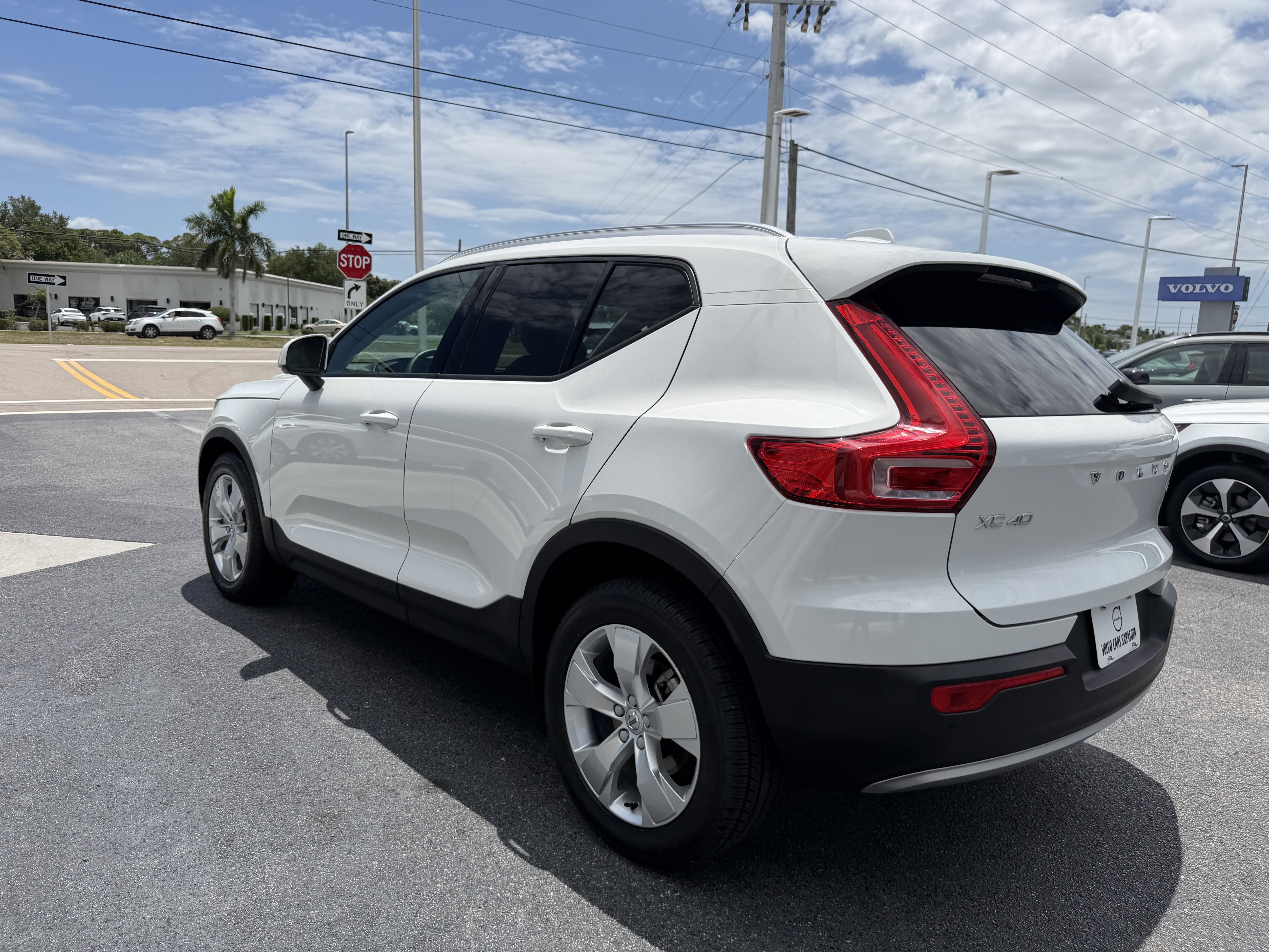 Used 2020 Volvo XC40 T4 Momentum FWD image 5