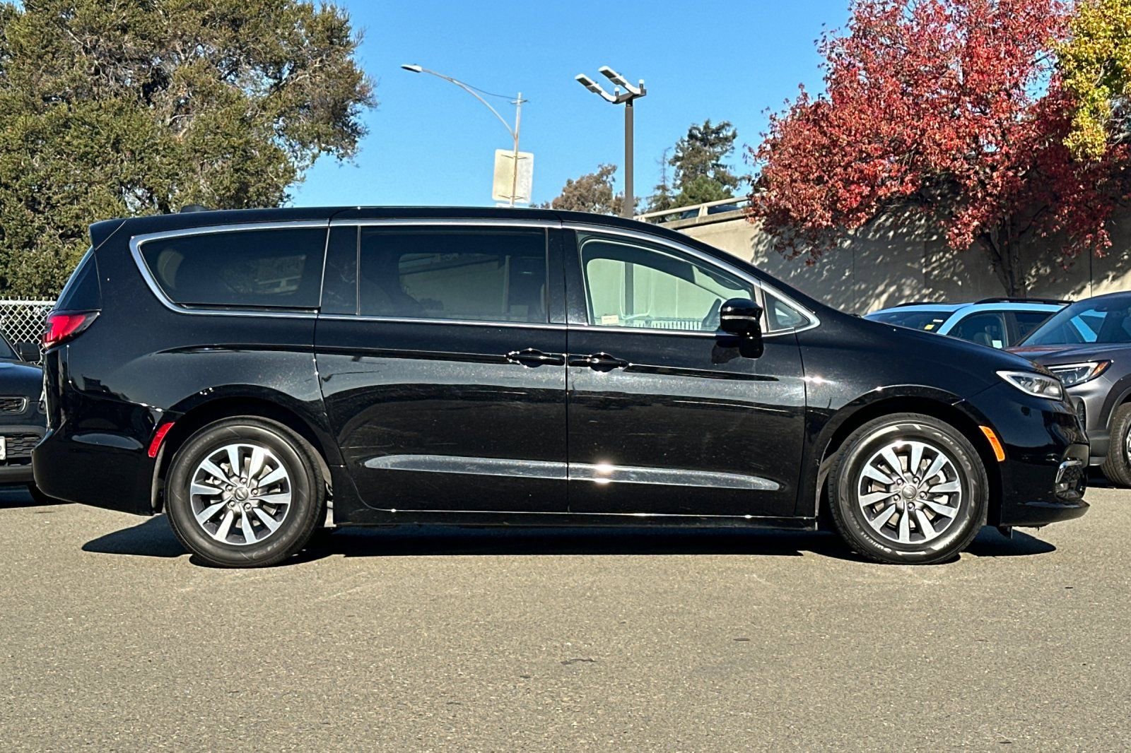 Used 2024 Chrysler Pacifica Select image 3