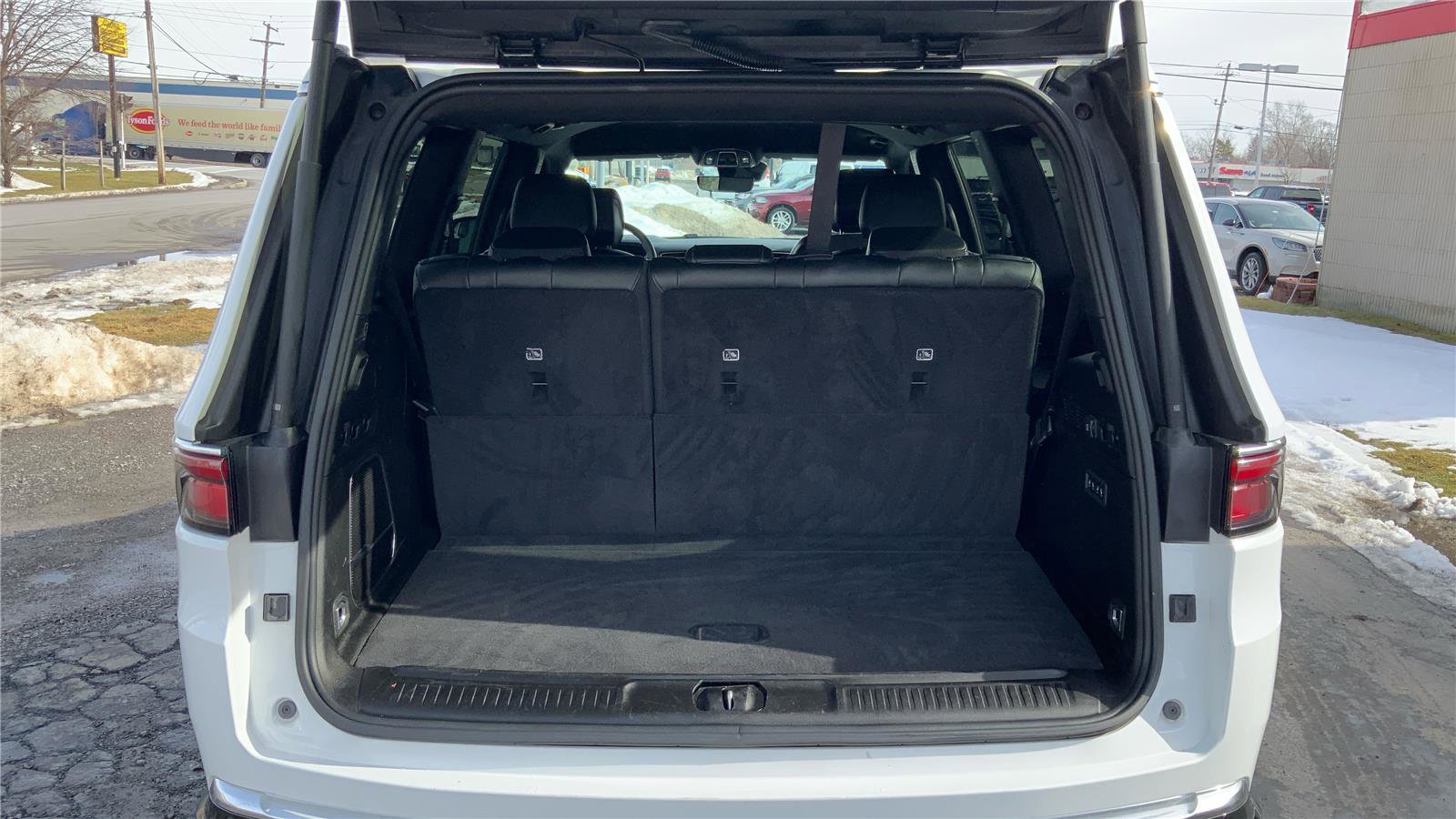 Used 2024 Jeep Wagoneer Series III AWD/4WD image 12