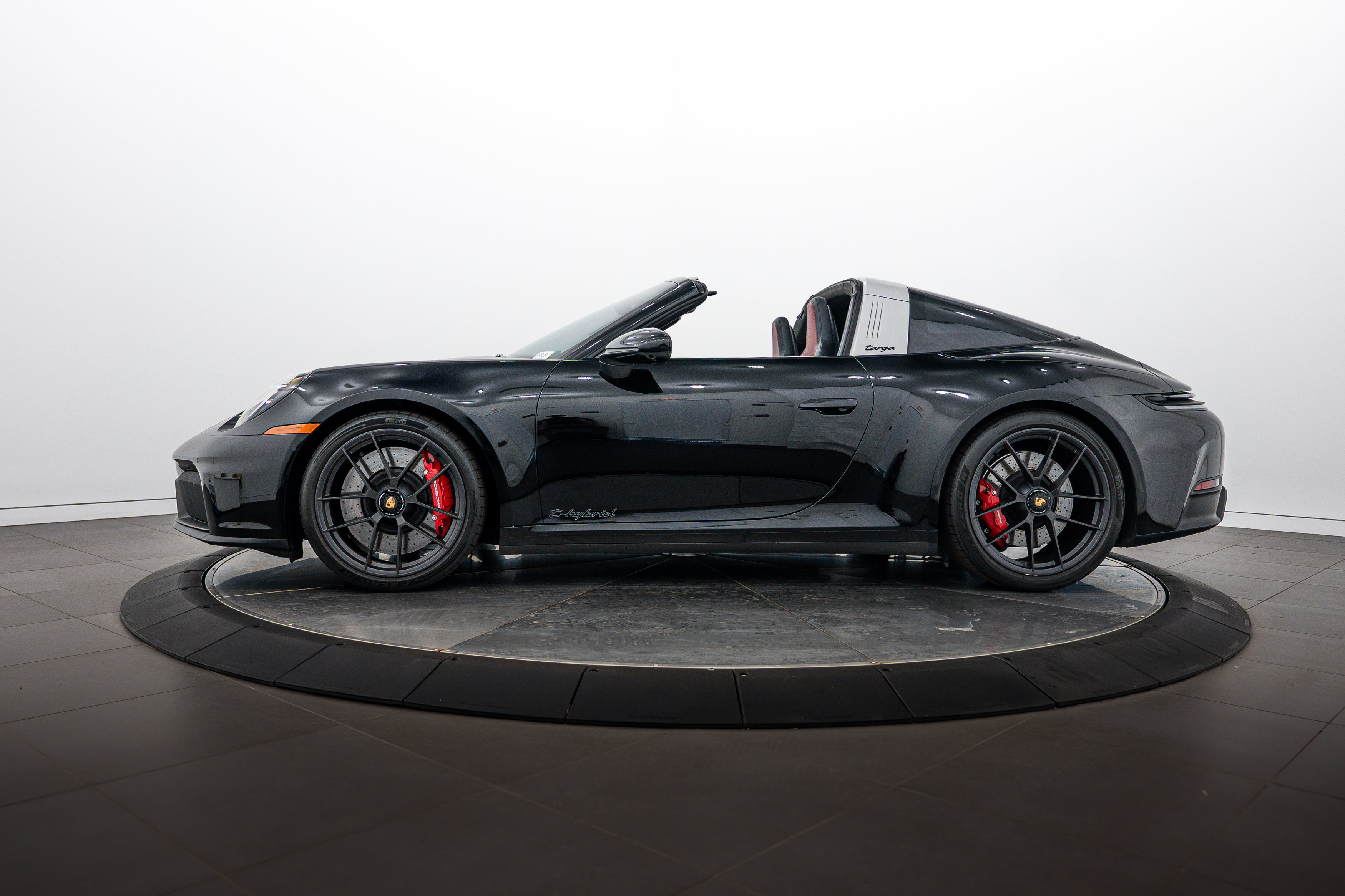 Certified 2025 Porsche 911 Targa 4 GTS AWD/4WD image 2