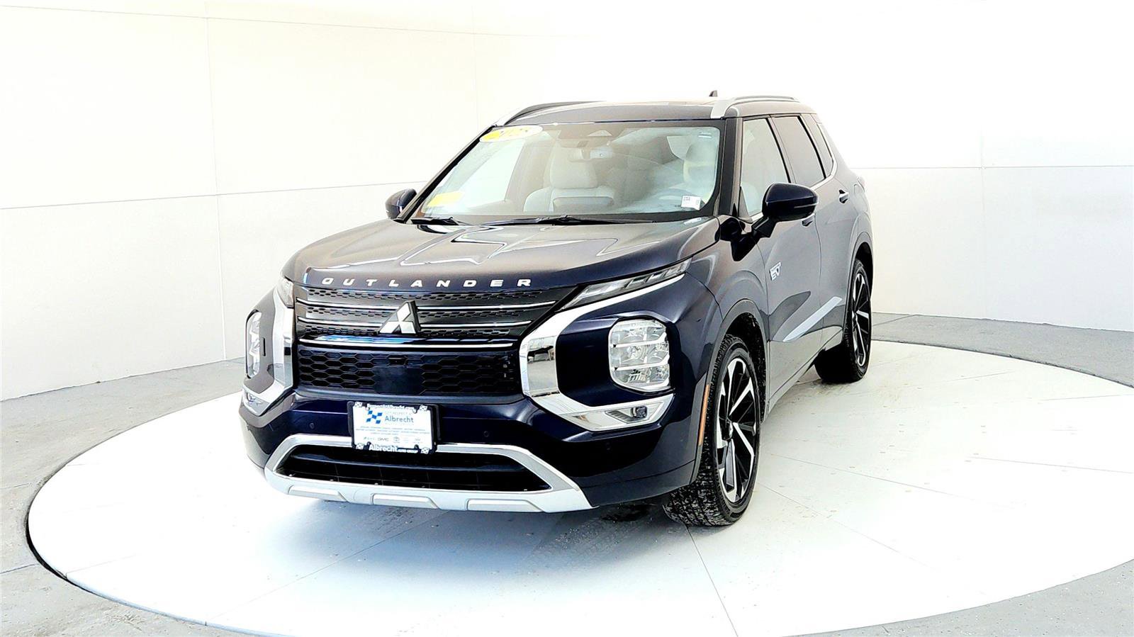 Used 2025 Mitsubishi Outlander SEL image 2