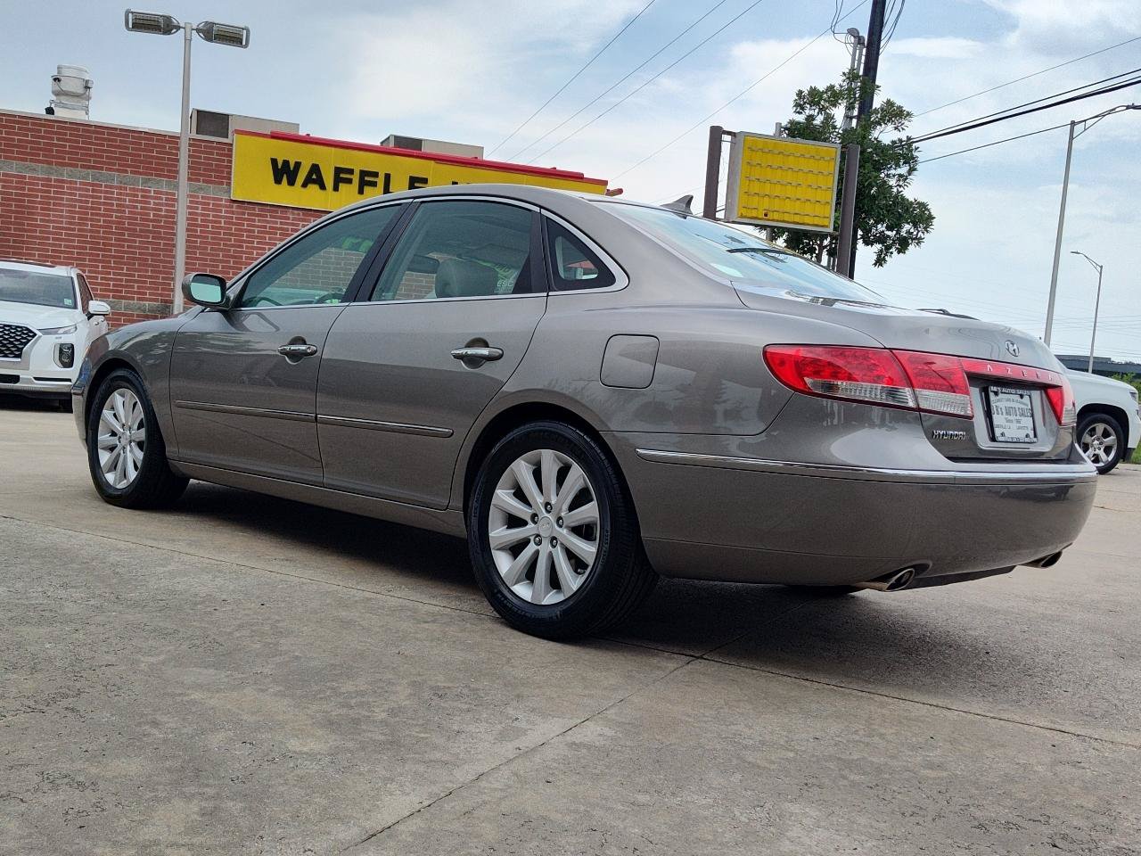 Used 2009 Hyundai Azera GLS w/ Premium Pkg 2 FWD image 4