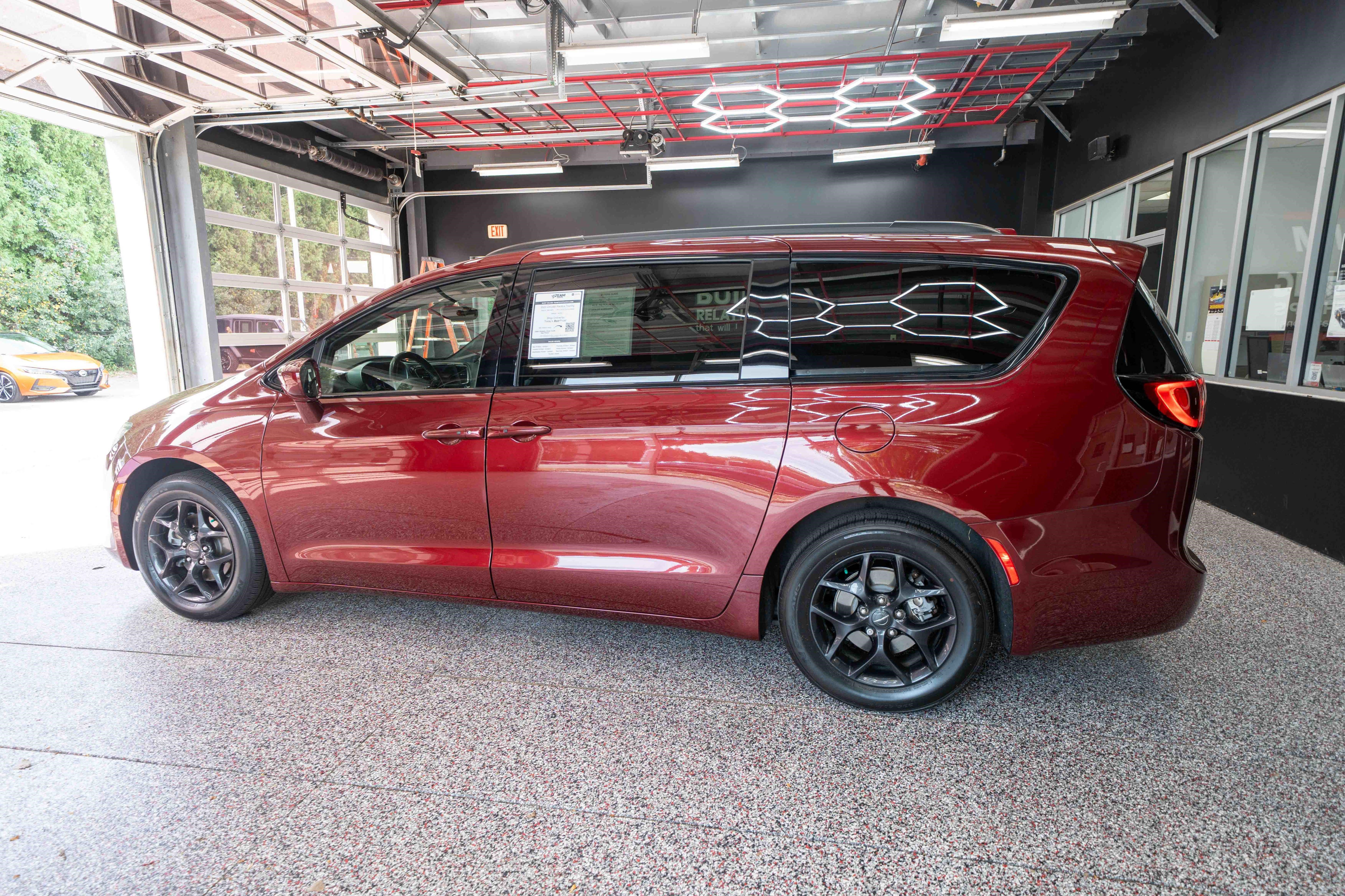 Used 2020 Chrysler Pacifica Touring w/ S Appearance Package FWD image 2