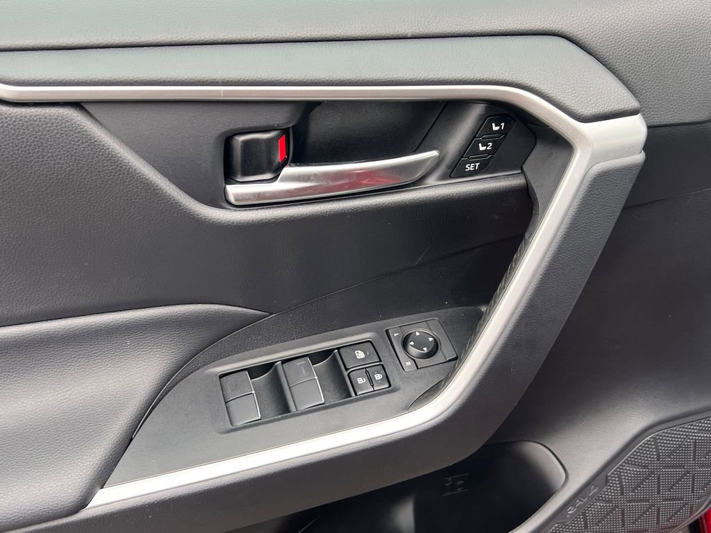 Used 2020 Toyota RAV4 XLE Premium image 16