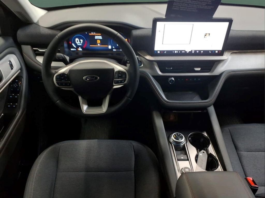 Used 2025 Ford Explorer Active AWD/4WD image 7