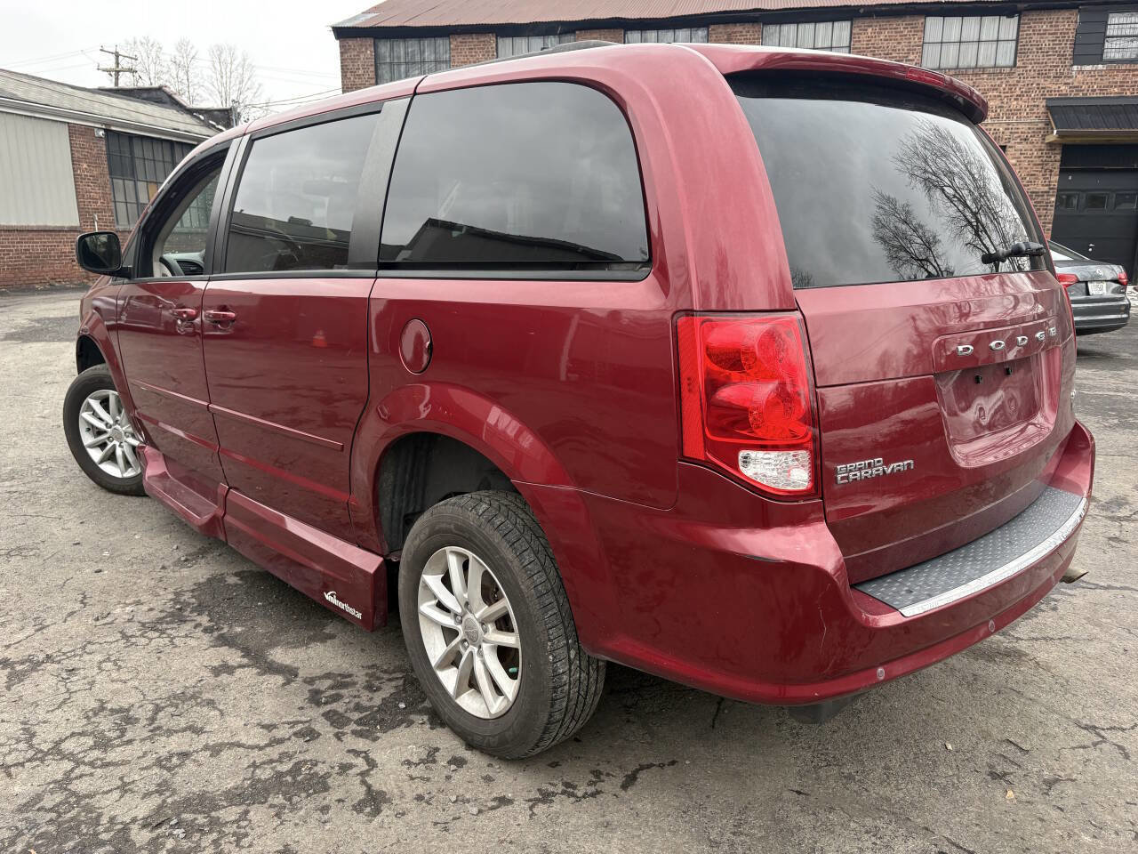 Used 2014 Dodge Grand Caravan SXT w/ UConnect Hands-Free Group image 4