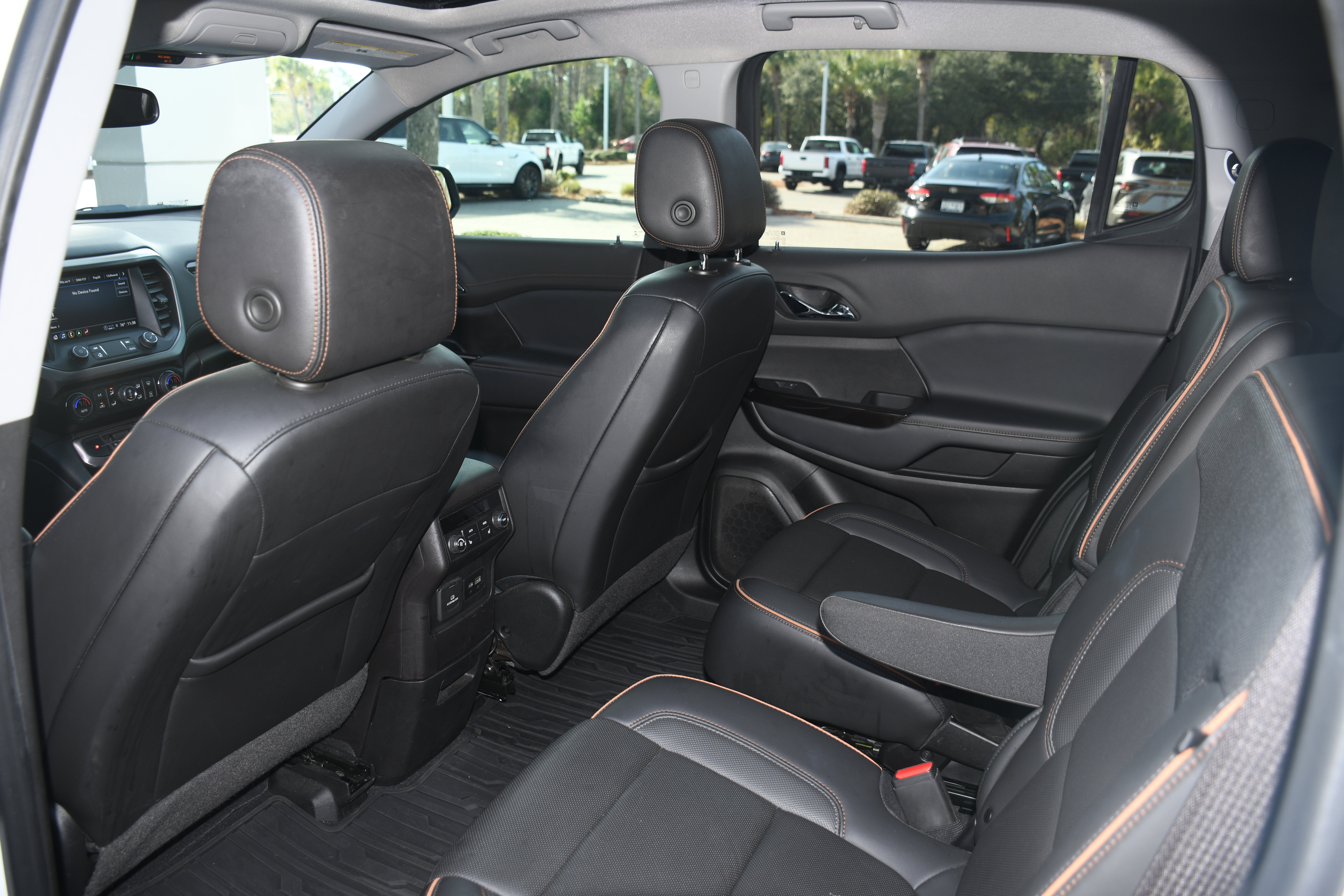 Used 2022 GMC Acadia AT4 w/ Technology Package image 17