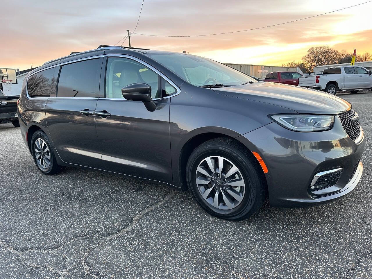 Used 2021 Chrysler Pacifica Touring-L FWD image 17