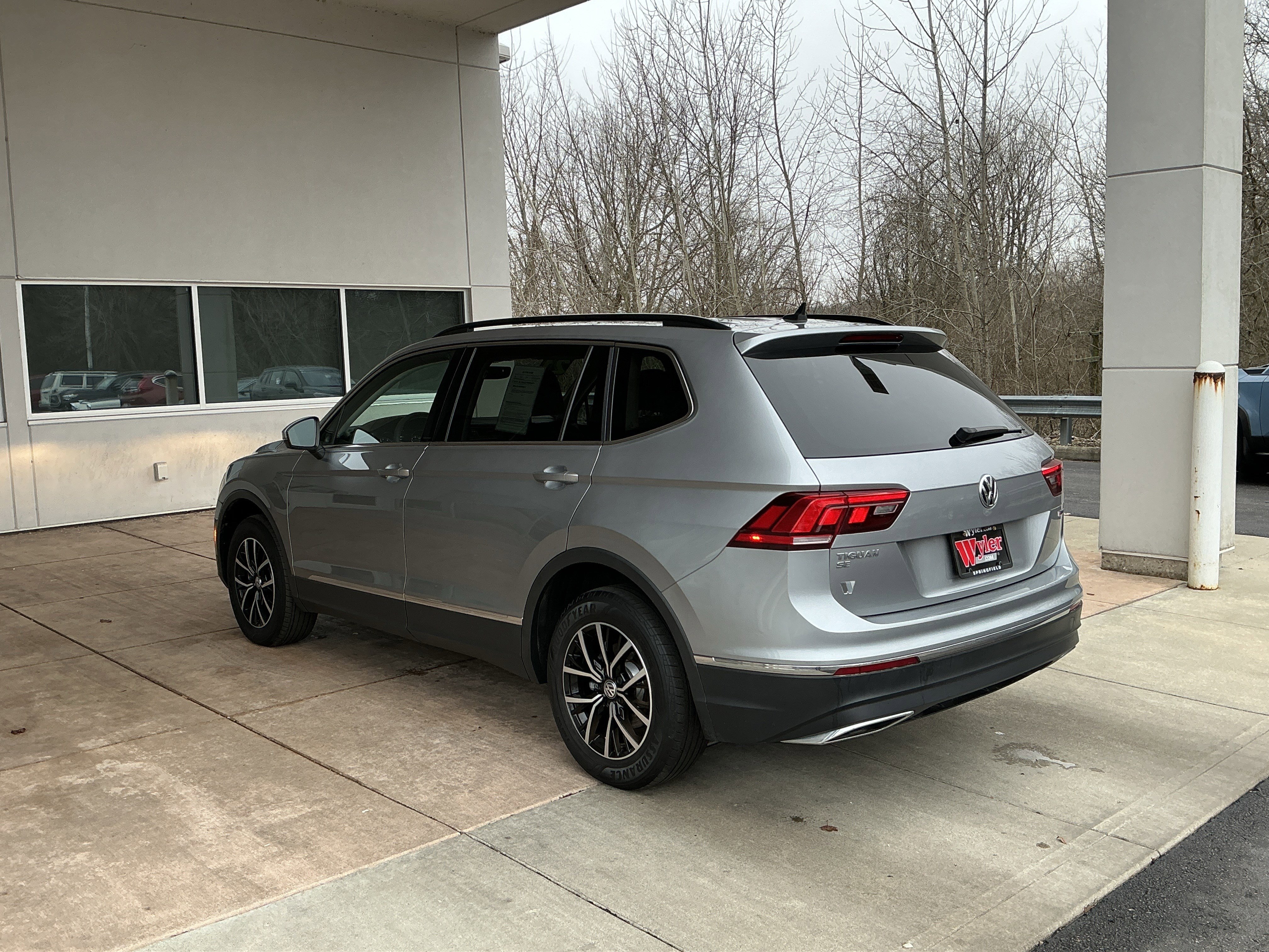 Used 2021 Volkswagen Tiguan SE w/ Panoramic Sunroof Package image 20