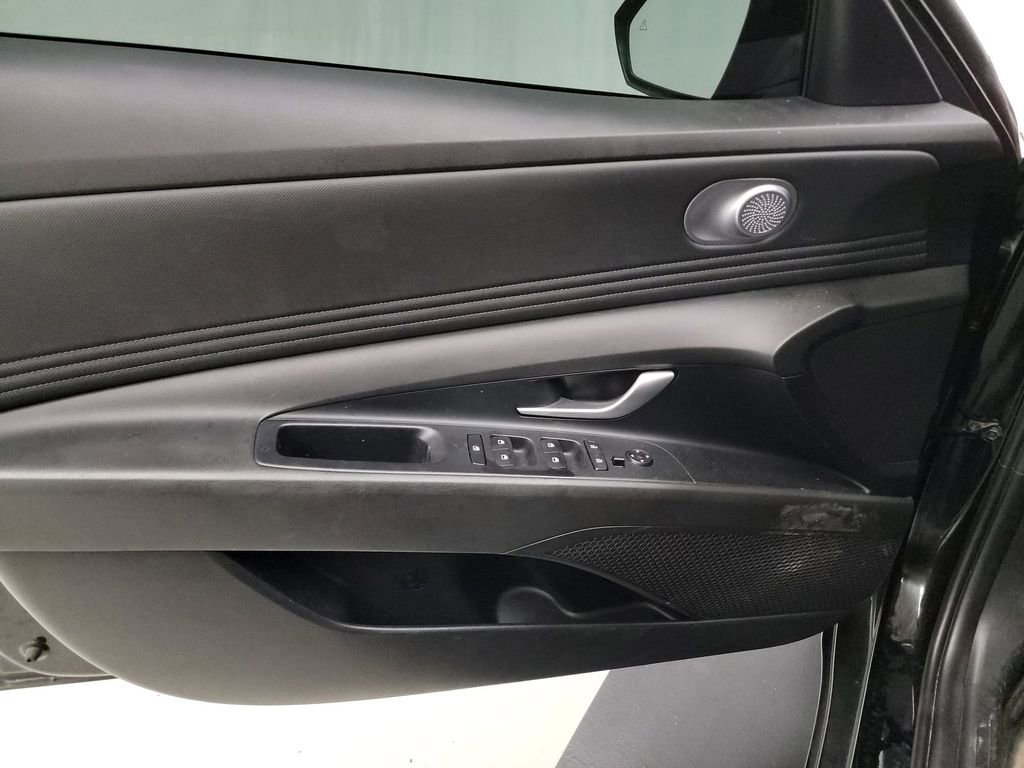 Used 2023 Hyundai Elantra SEL w/ Convenience Package FWD image 9