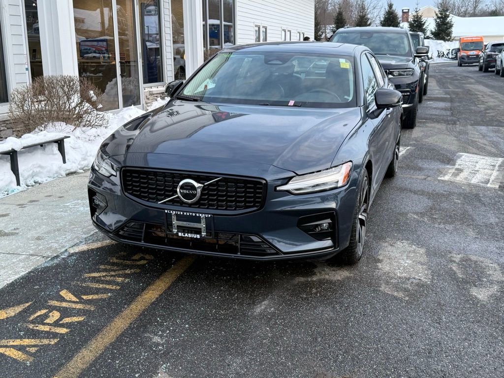 Used 2025 Volvo S60 B5 Core image 4