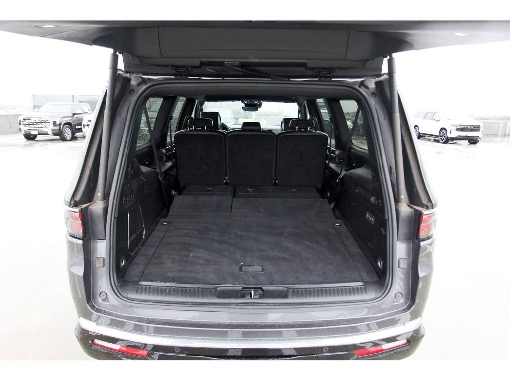 Used 2024 Jeep Wagoneer L Series III w/ Flexible Seating Group AWD/4WD image 29