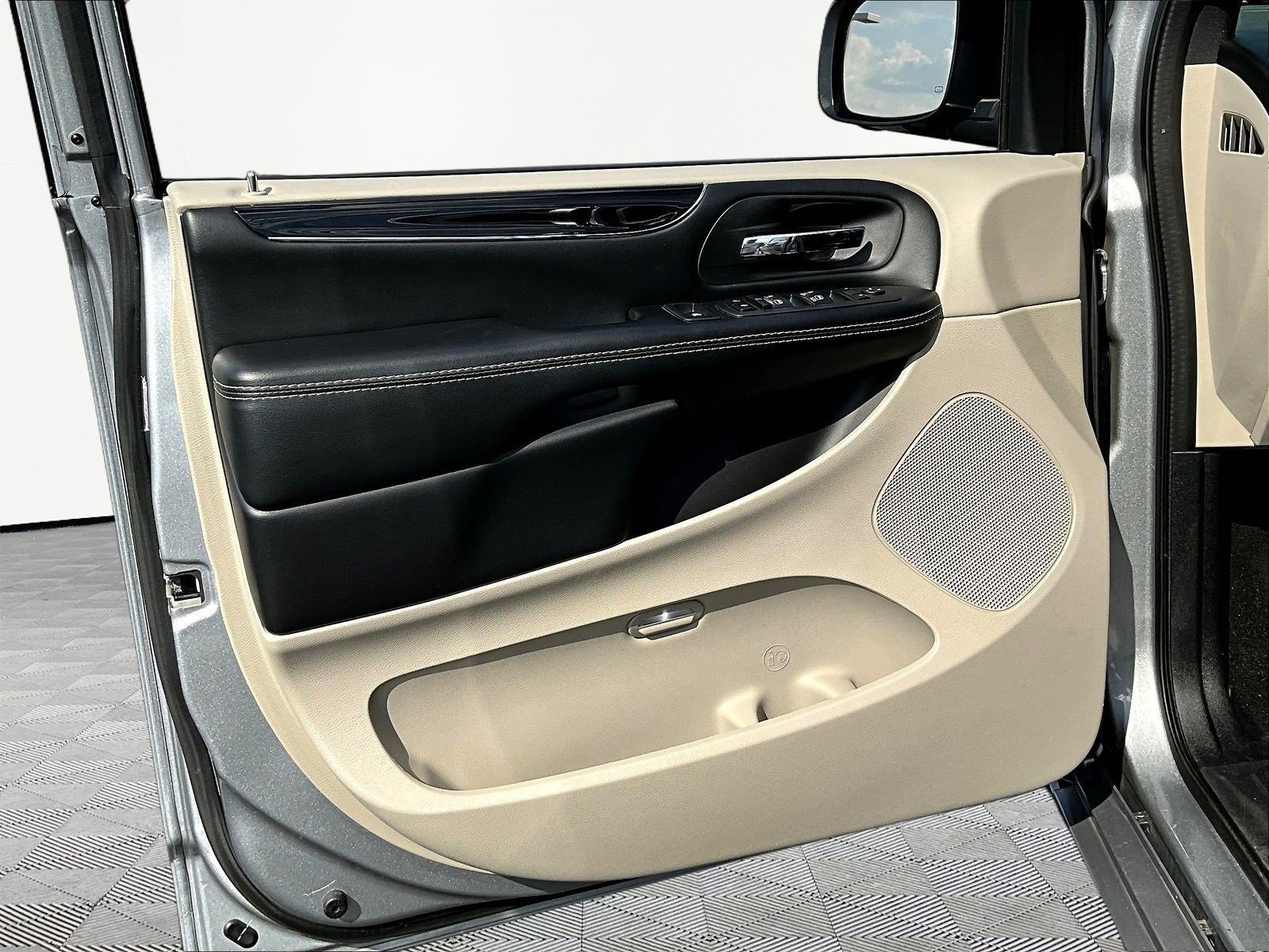 Used 2020 Dodge Grand Caravan SXT FWD image 20