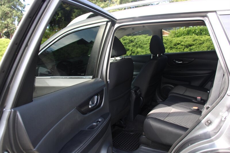 Used 2018 Nissan Rogue SV AWD/4WD image 16