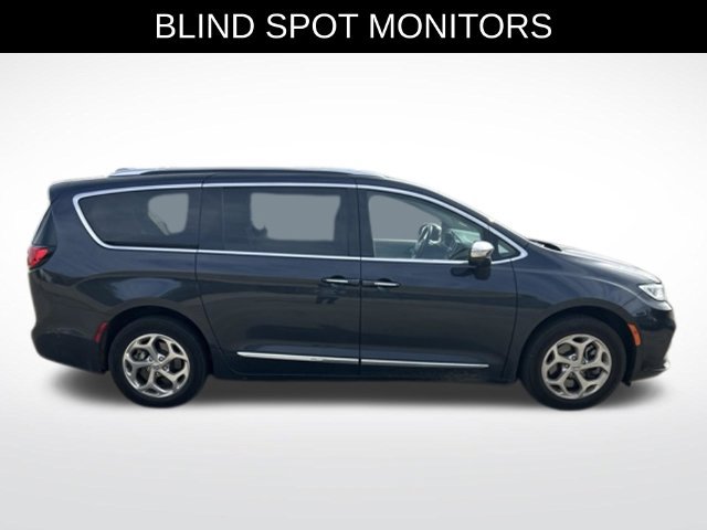 Used 2021 Chrysler Pacifica Limited w/ Uconnect Theater Family Group AWD/4WD image 3