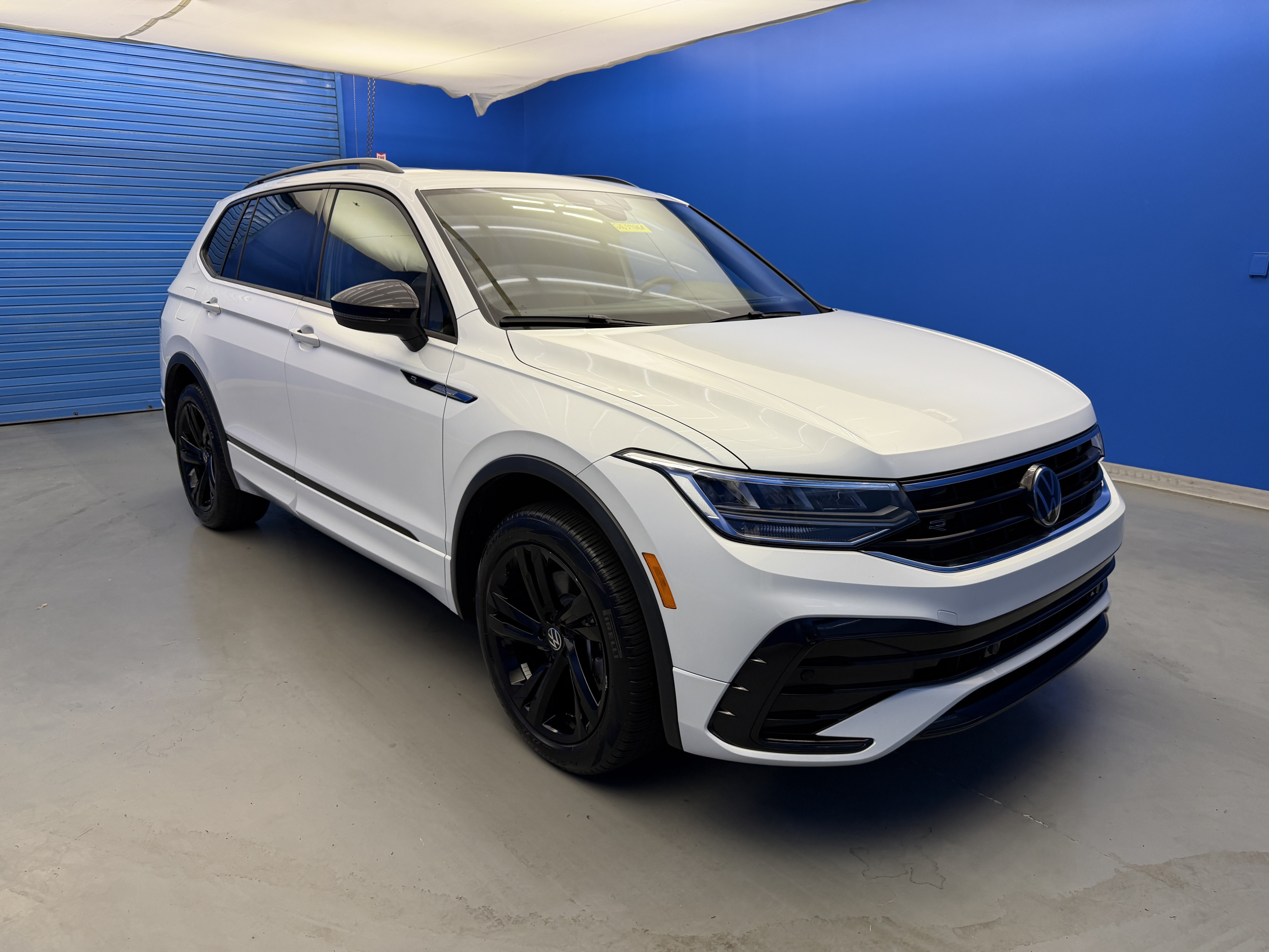 Used 2024 Volkswagen Tiguan SE R-Line AWD/4WD image 2