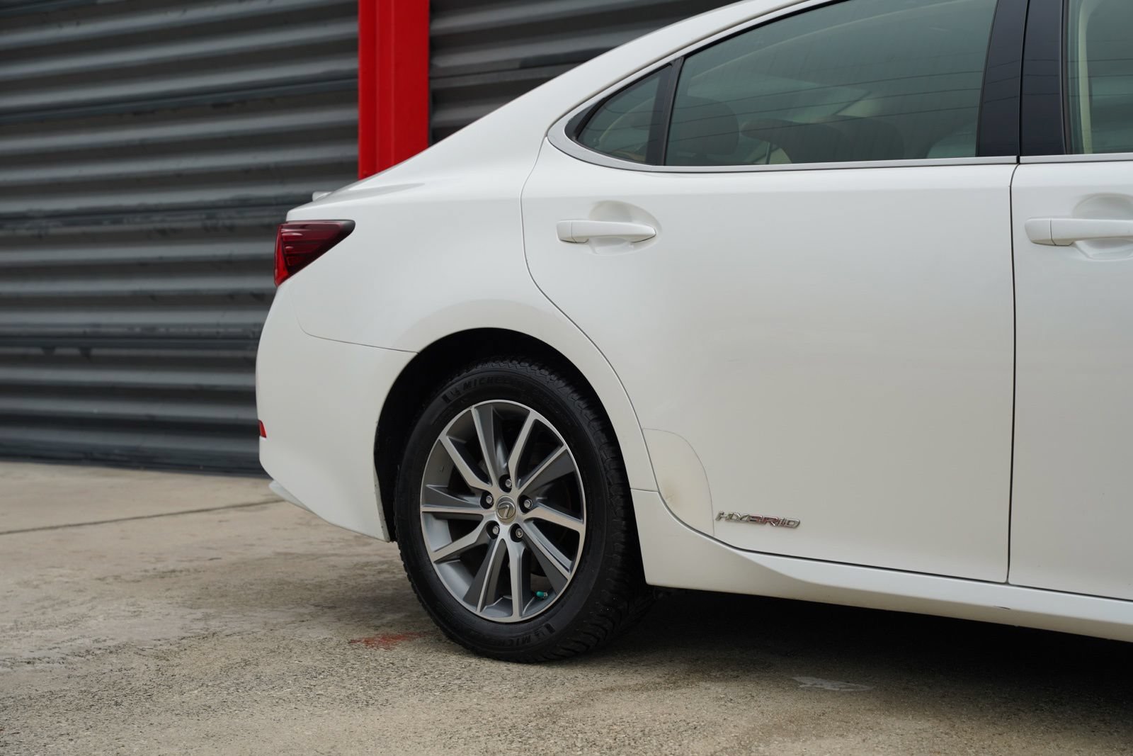 Used 2016 Lexus ES 300h w/ Ultra Luxury Package FWD image 3