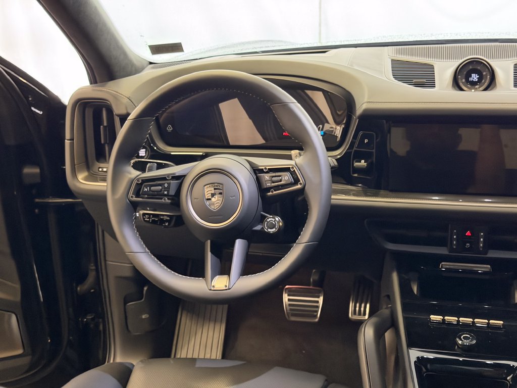 Certified 2025 Porsche Cayenne Turbo AWD/4WD image 20