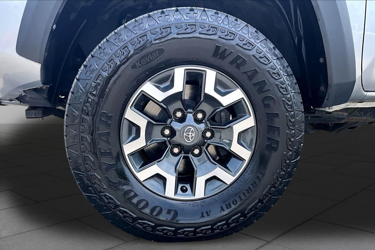 Used 2021 Toyota Tacoma TRD Off-Road w/ Technology Package AWD/4WD image 11