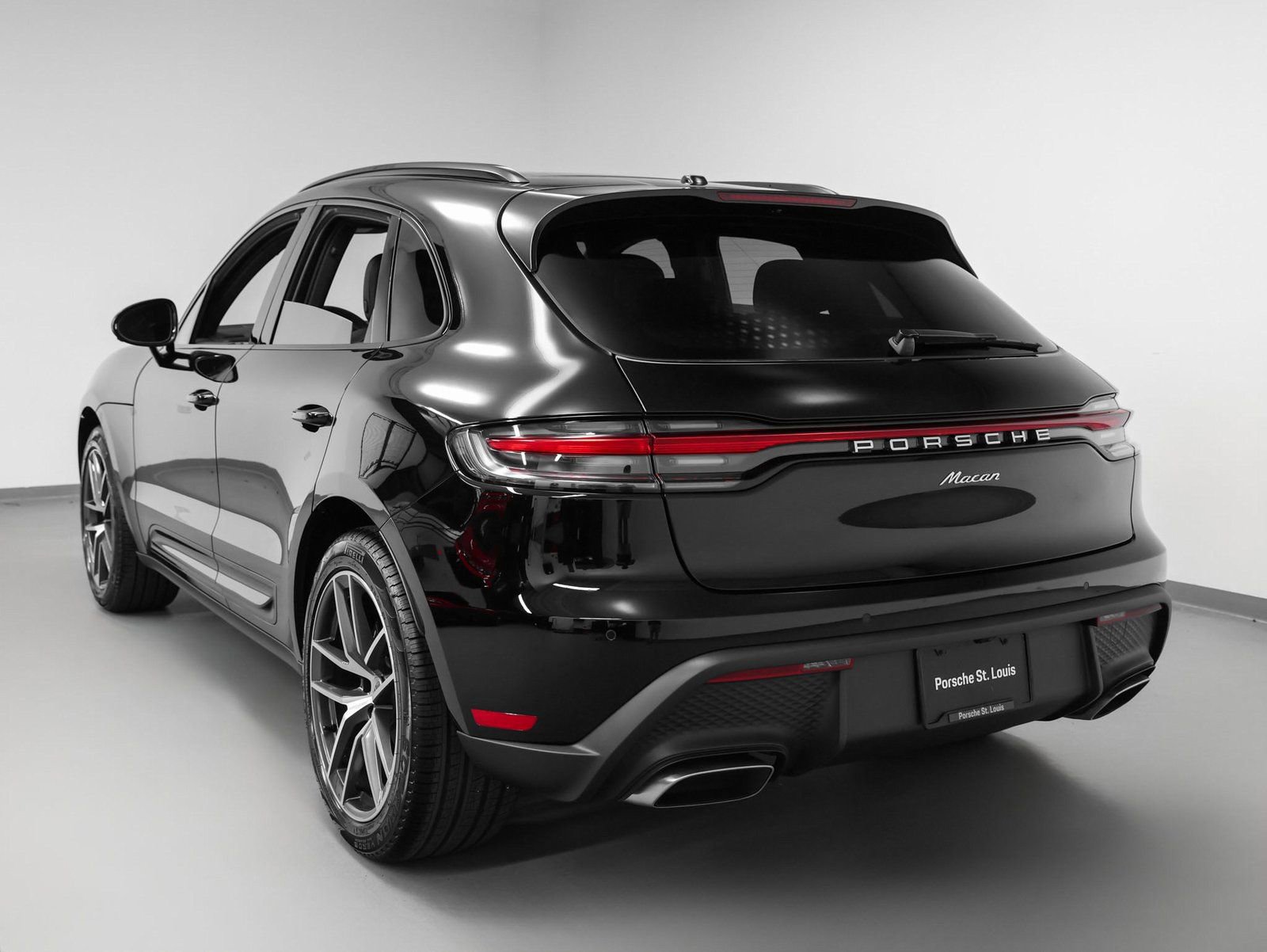 Certified 2025 Porsche Macan image 3